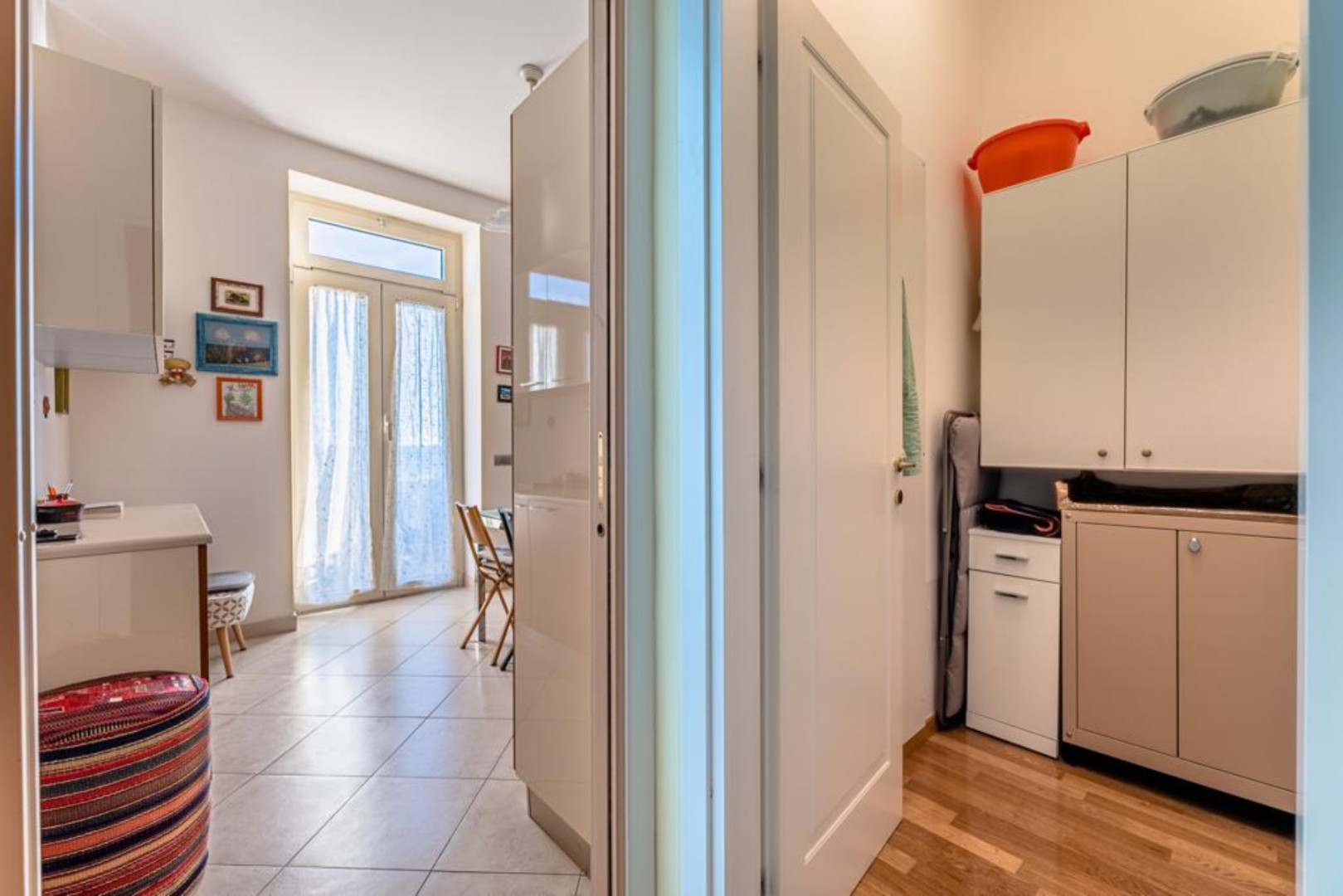 UNA CASA DA RIVISTA, UNA VISTA DA CARTOLINA